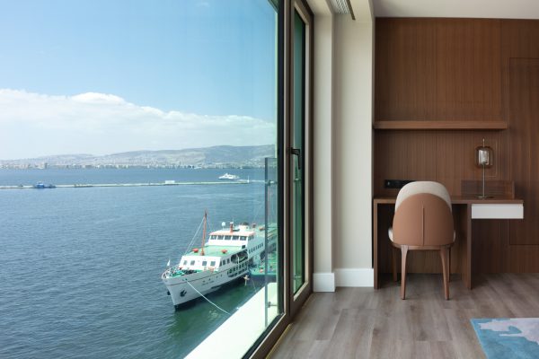 Izmir Marriott Junior Suite_Working area