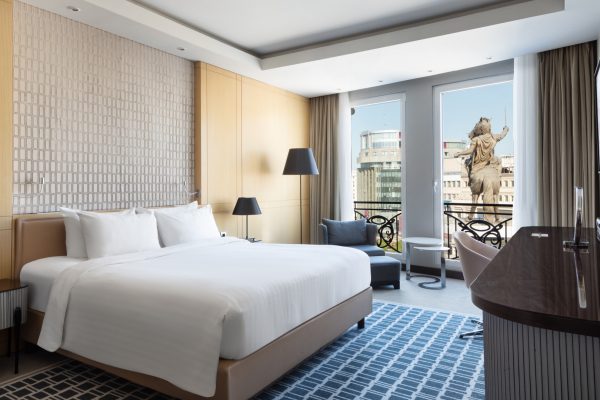 MH_SKPMC_Square view room with king size bed